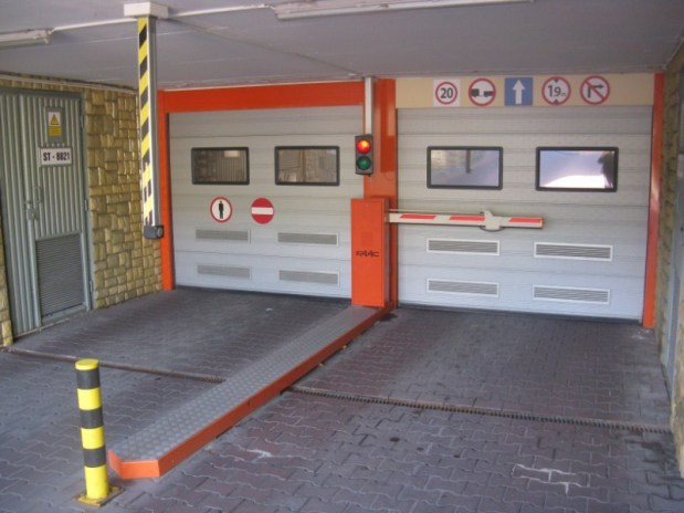 System kontroli dostępu do bram i szlabanów.